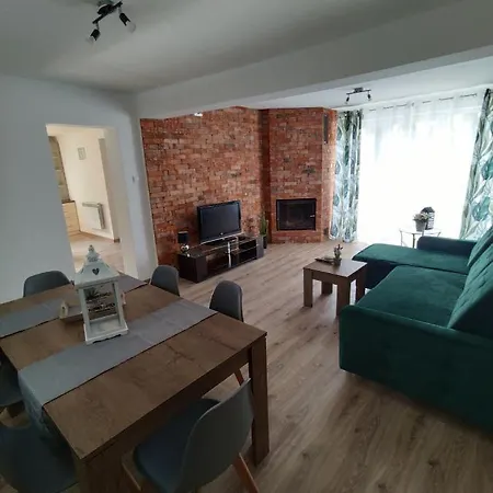 Pod Sosnami Miedzylesie 6os منزل للإقامة *