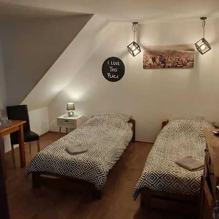 Pod Sosnami Miedzylesie 6os منزل للإقامة *